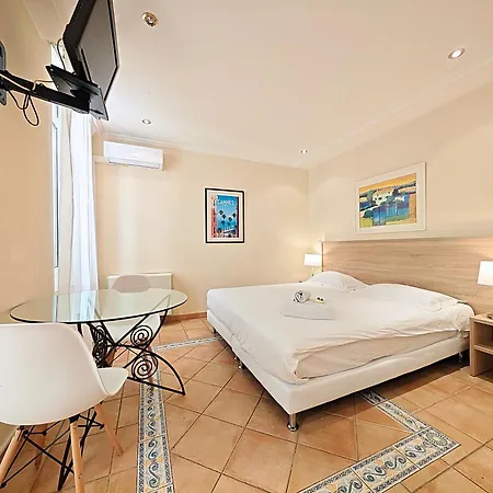 Viva Riviera Commandant Andre カンヌ